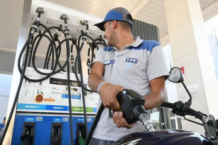 Suben impuestos a los combustibles e impactar&aacute;n en los precios de la nafta y el gasoil