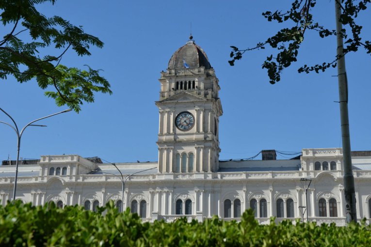 Desde mayo, los empleados de la Provincia deberán registrar su asistencia a través de una app