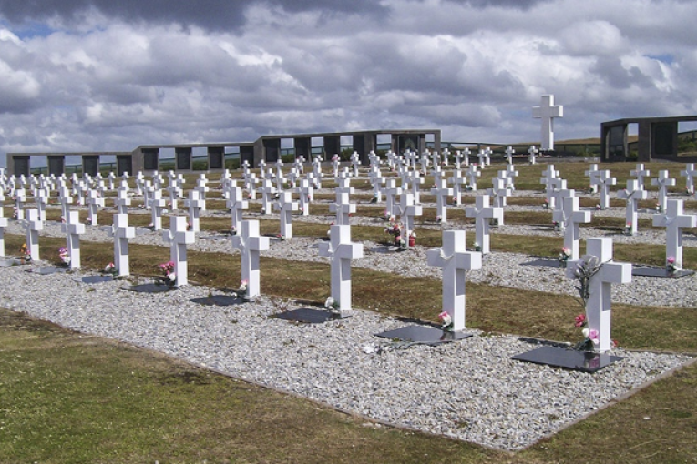 Malvinas: el plan para concluir la identificación de los soldados enterrados en las islas