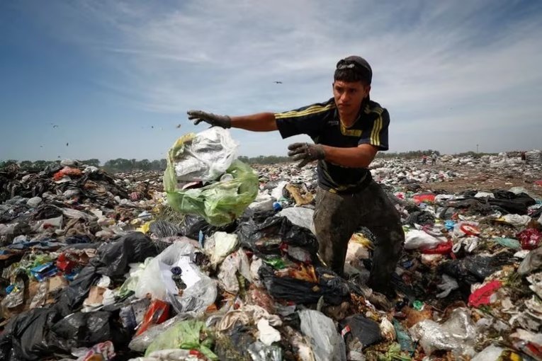 La pobreza fue del 38,1% en el segundo semestre de 2024 y afectó a casi 18 millones de personas