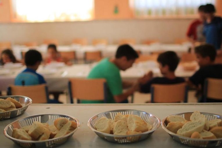 Alumnos comienzan a recibir el desayuno al inicio de la jornada escolar