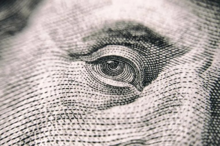El dólar blue se mantiene arriba de $1.300 por octava jornada consecutiva y la brecha se ubica en 21%
