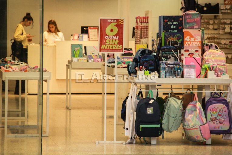 Empleados de comercio acordaron un aumento salarial del 6% y sumas fijas