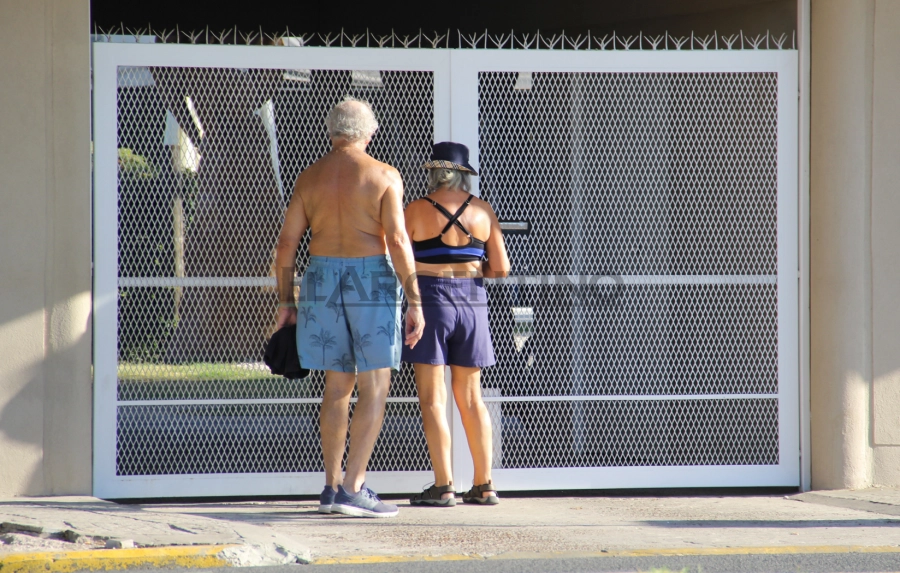 Turistas ingresan a complejos ubicado en costanera sur (foto: Luciano Peralta)