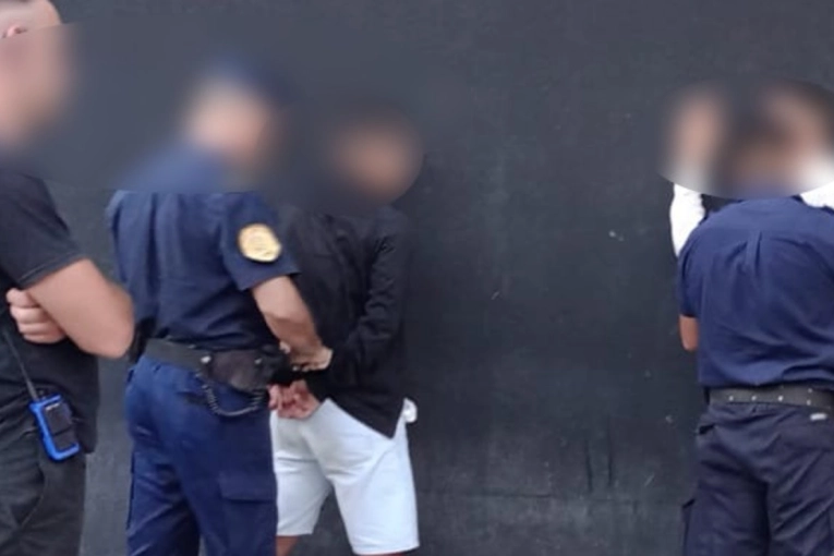 Dos j&oacute;venes fueron aprehendidos en un boliche por el robo a un remisero