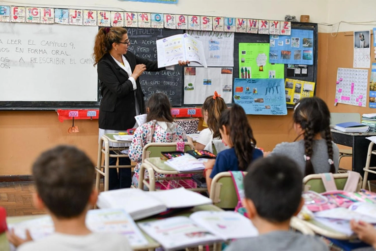 El Gobierno fija nuevo salario mínimo de $500.000 para los docentes a nivel nacional