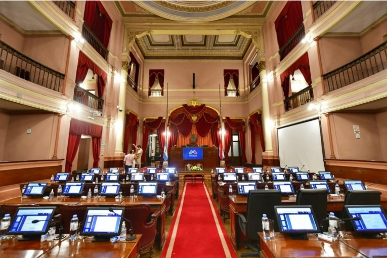 Siguen los cuestionamientos sobre la falta de transparencia sobre las compensaciones económicas a funcionarios