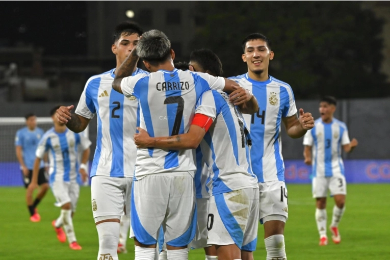 Argentina enfrenta a Brasil y quiere dar un paso al título sudamericano