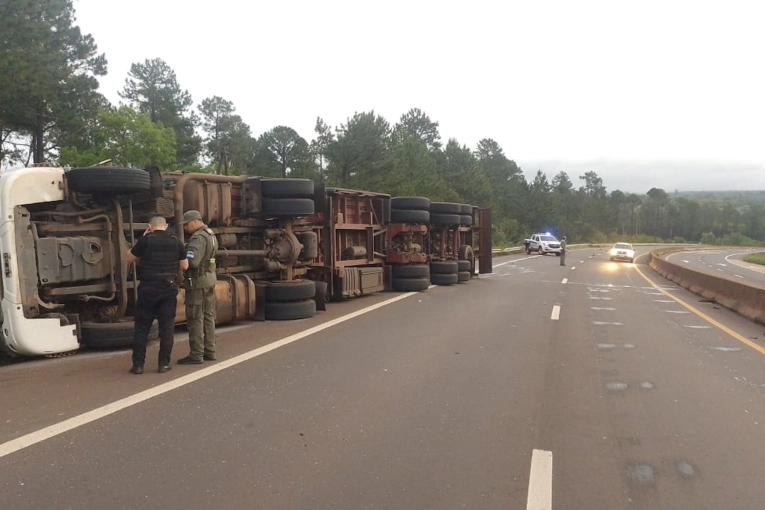 Un camión con caballos sufrió un nuevo despiste y vuelco en la ruta 12