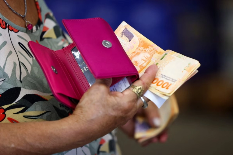 Fijaron el nuevo monto del salario mínimo, con subas escalonadas hasta agosto