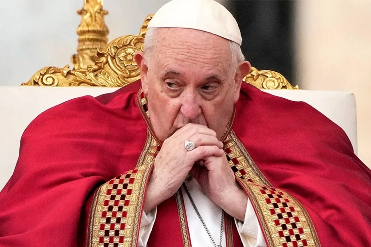 El Papa Francisco pasó una “noche tranquila” y presenta una leve mejoría en su salud