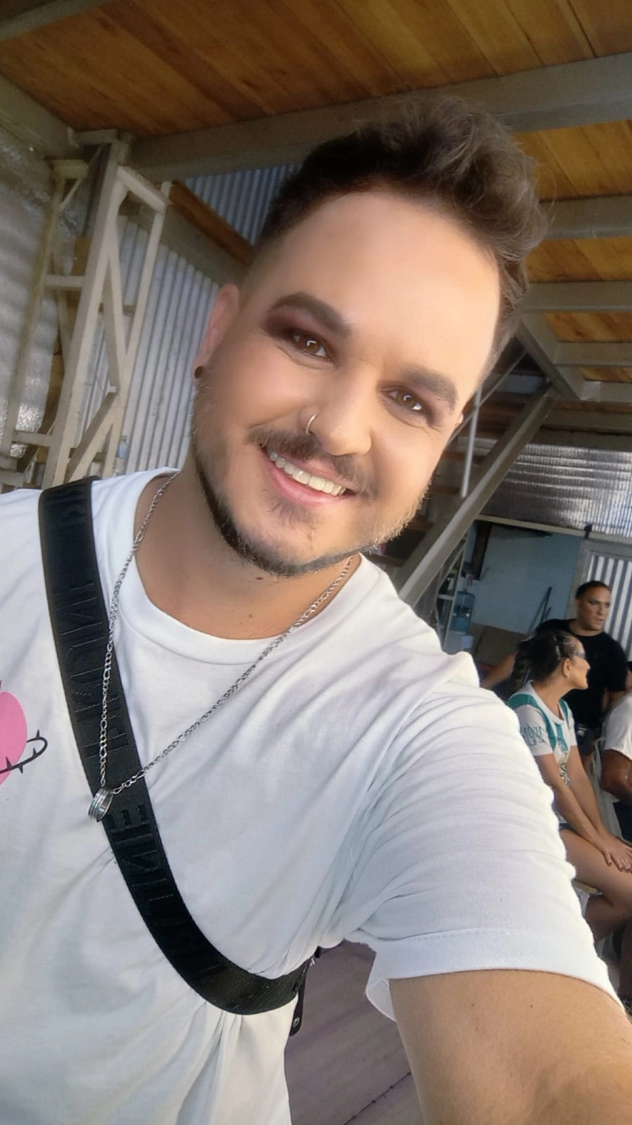 <b>Ya maquillado, comienza el ensayo de la coreo</b>