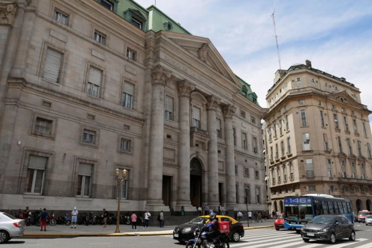 La Justicia suspendió el decreto que convertía al Banco Nación en sociedad anónima