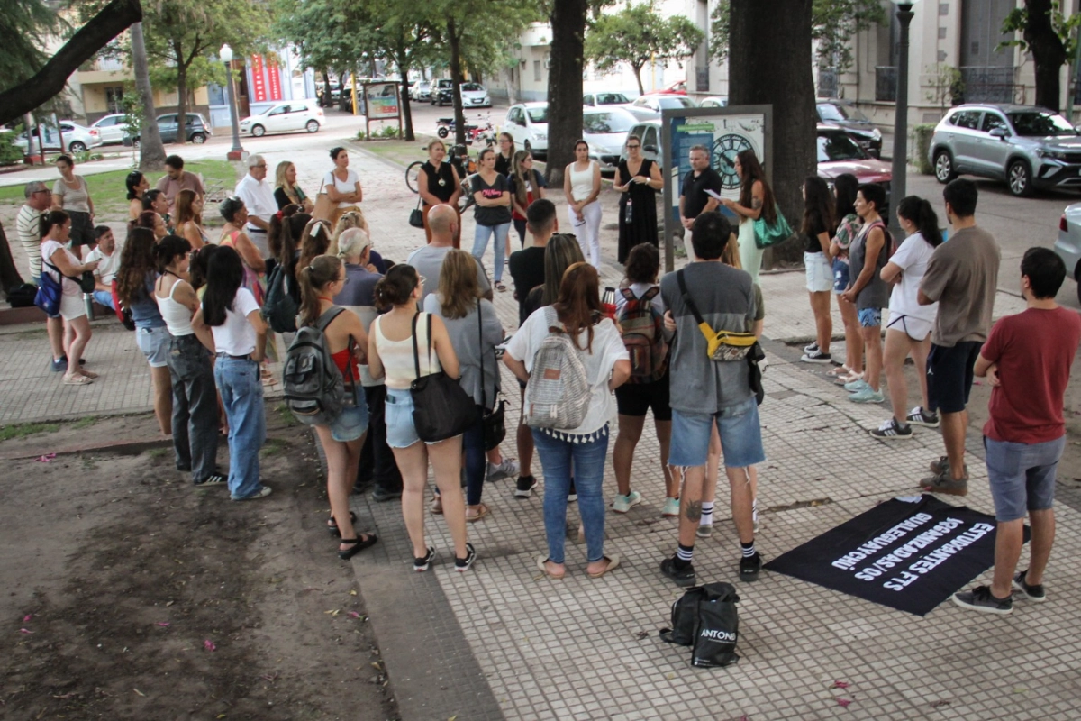 La última asamblea de docentes en la Plaza Urquiza