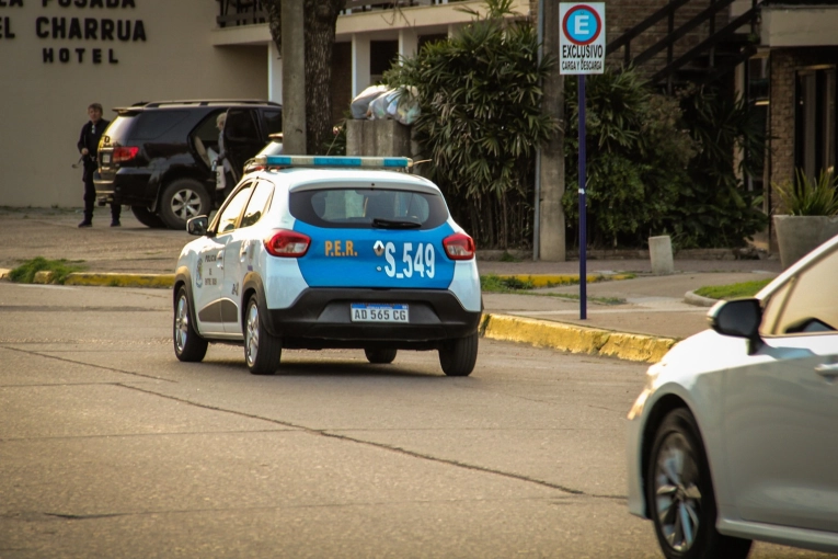 La golpe&oacute;, le destroz&oacute; el auto de su padre y lo detuvieron