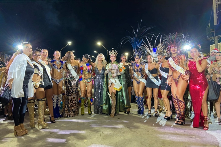 Rodeada de reinas, Felicita Fouce fue coronada como Soberana del Carnaval