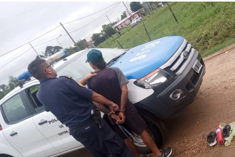 Lo denunciaron y fue detenido con un par de zapatillas y un matafuego