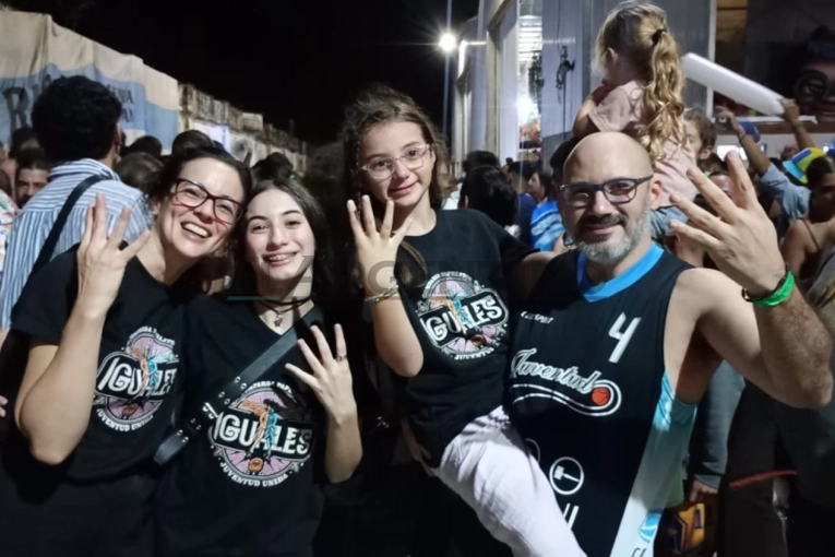Papelitos es la tetracampeona del Carnaval del País y la fiesta fue para el barrio de la Vía