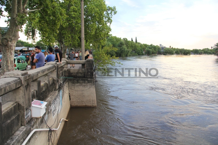 El río bajó unos 11 centímetros y se espera que las lluvias no agraven la situación