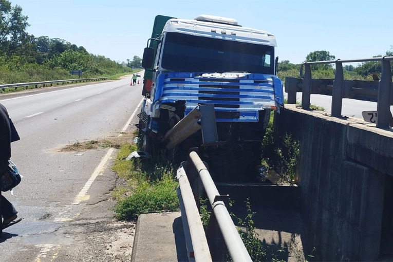 Un camión colisionó contra la cabecera de un puente en la Ruta Nacional 14