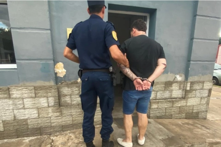 Le pagaba a otro para que siguiera a su ex y ahora lo condenaron