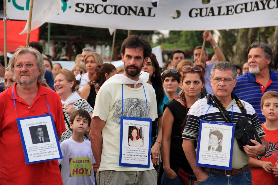 <i>En 2016, junto a otros familiares de detenidos-desaparecidos, Ayastuy encabez&oacute; la movilizaci&oacute;n en la costanera (foto: Luciano Peralta)</i>
