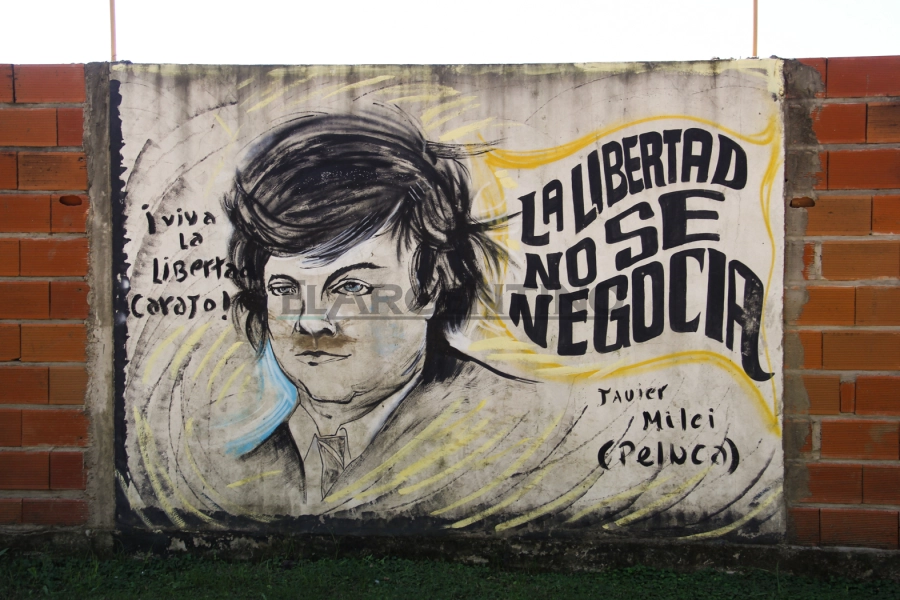 Mural del presidente Javier Milei, pintado en una de las paredes del
club La Ribera
