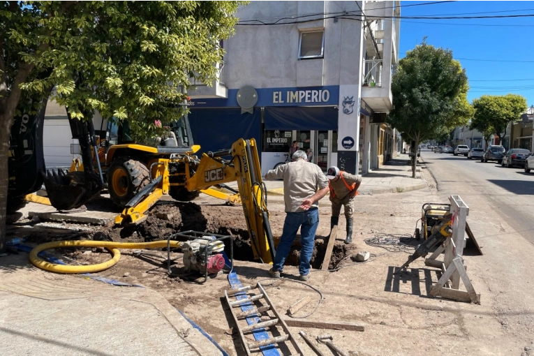 Un tapón de hormigón demora por varias horas las obras de ampliación de la red de agua