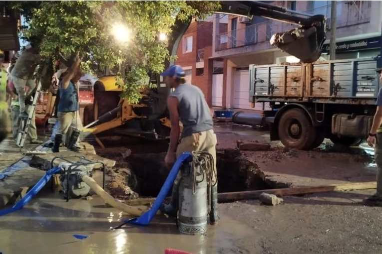 Continúa la prueba de presurización en la red de agua para reestablecer el suministro