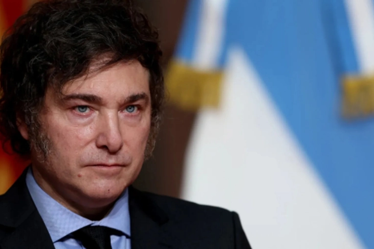Milei denunció penalmente a tres periodistas invocando una figura que fue derogada