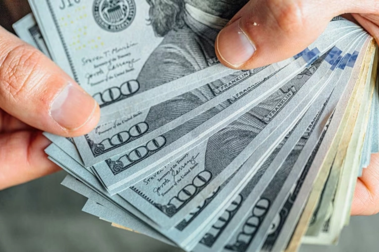 El dólar sube fuerte en medio de la tensión global y la brecha ya ronda el 24%
