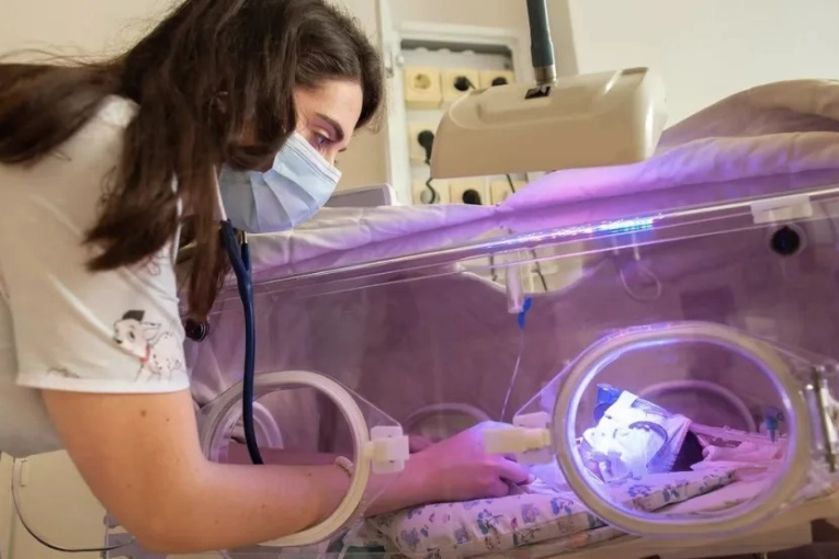 Cómo sigue el bebé prematuro que lo habían dado por fallecido y estuvo dos horas en una morgue