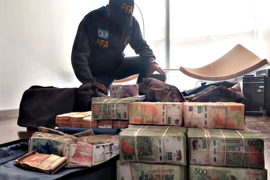 <b>Fajos de pesos, parte de un lote de $34 millones secuestrados en un allanamiento en Rosario por la provisi&oacute;n de dinero a una banda narco</b>