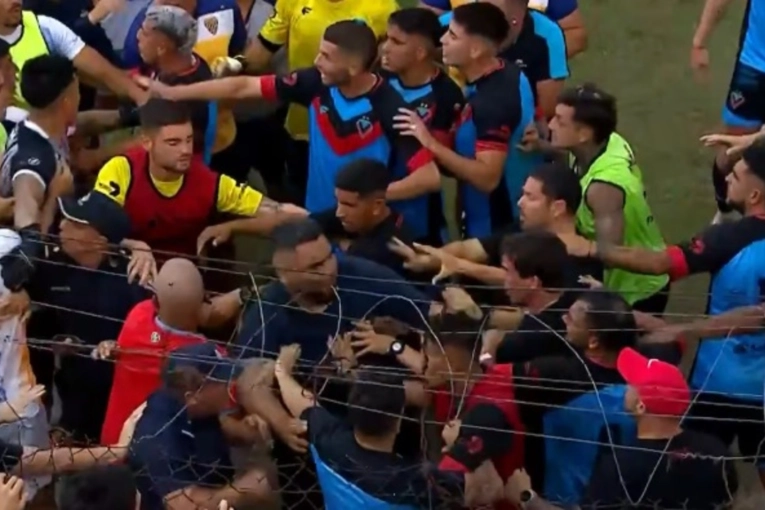 Video: un camillero tiró a un jugador al piso y se desató una batalla campal