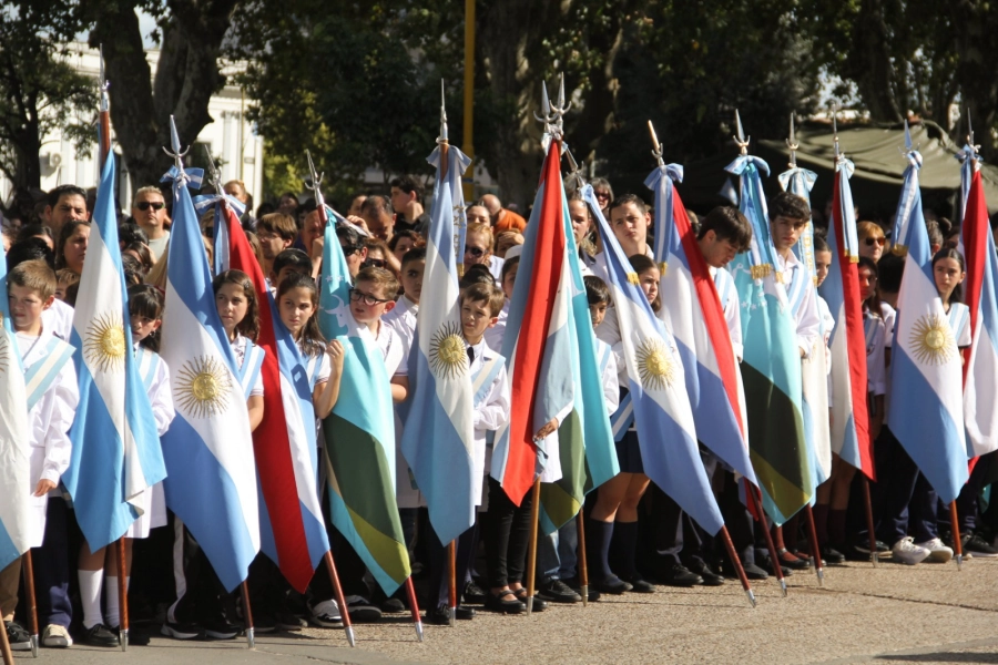 Los abanderados acompa&ntilde;aron el acto homenaje