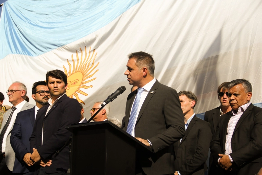 Davico rindi&oacute; homenaje a los soldados