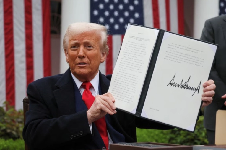 Trump impone aranceles del 10% a productos de Argentina y la región