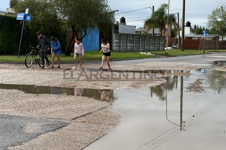 Aislamiento y peligro: las lluvias intensas inundan las calles del barrio 200 Viviendas