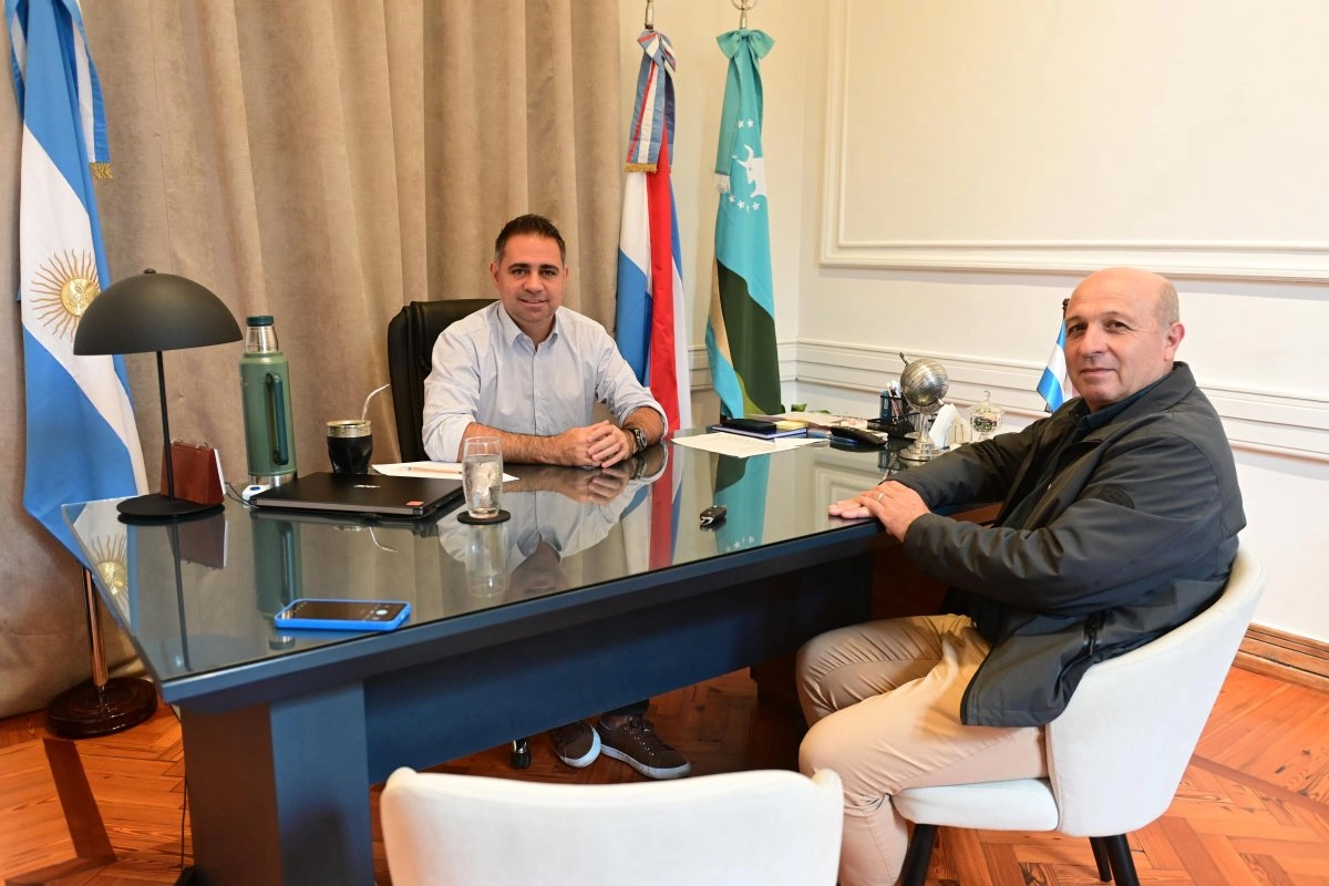 Davico, en su despacho junto a Fabián Menescardi Davico, en su despacho junto a Fabián Menescardi