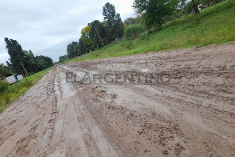 Quejas por barro y mal estado de las calles en Boulevard de María y Maestra Piaggio