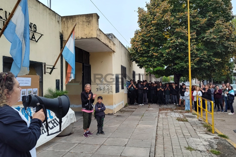 Agmer realizó un abrazo a la Escuela Leopoldo Herrera: "Hay paredes electrificadas"