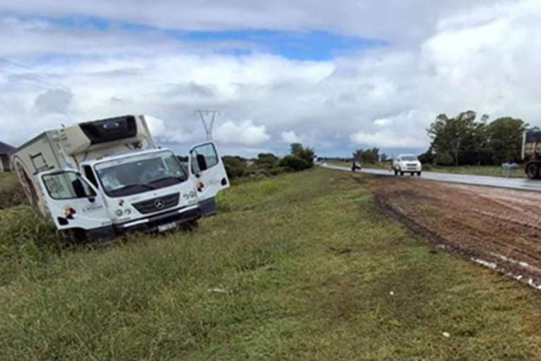 Dos gualeguaychuenses fueron asistidos tras un choque de camiones en la ruta
