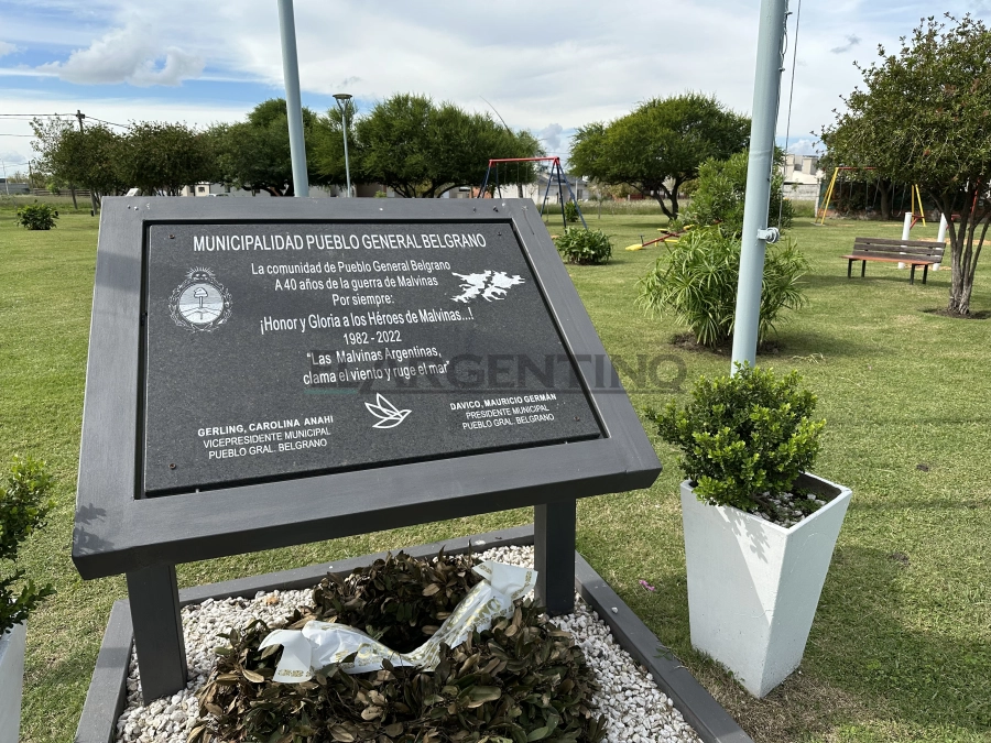 Plaza H&eacute;roes de Malvinas: Placa de Davico a los Ca&iacute;dos