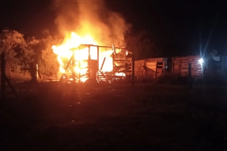 Por el estado de la calle, los Bomberos no pudieron llegar al incendio