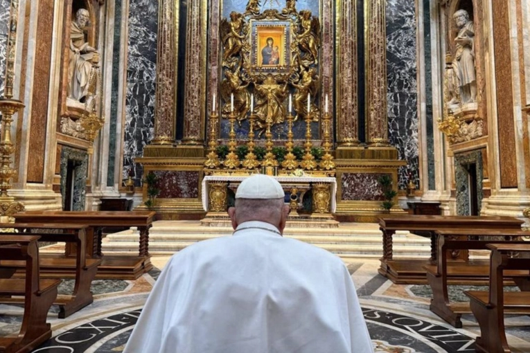 En plena recuperación, Francisco visitó de sorpresa su basílica favorita para rezar antes de Semana Santa