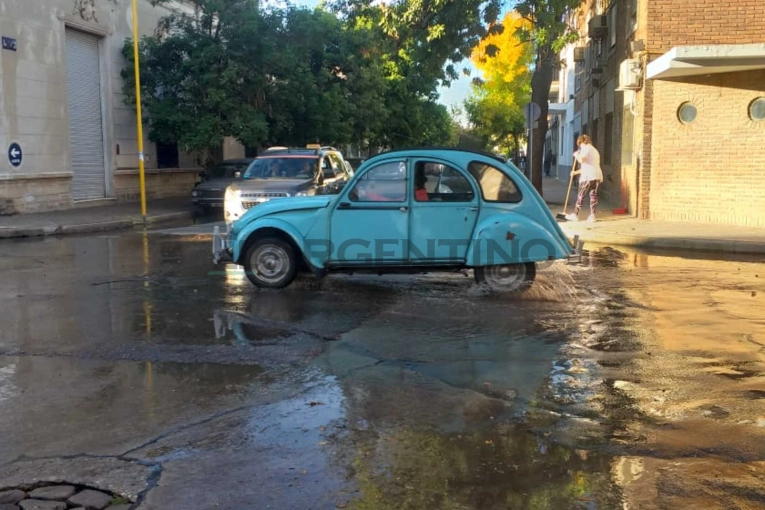 La rotura de un caño volvió a inundar calles del centro de la ciudad