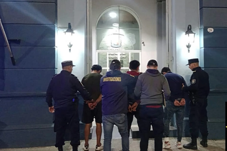 Video: Disparos en la madrugada en un operativo con tres detenidos y resistencia policial