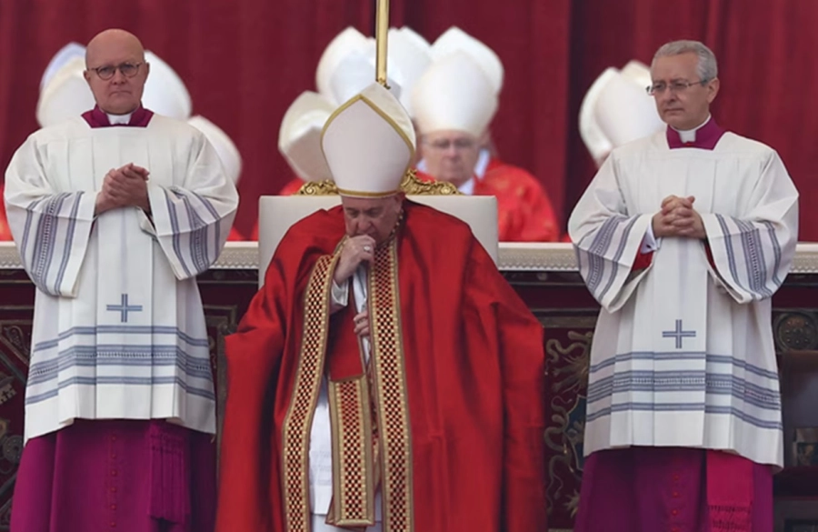 El Papa Francisco presidi&oacute; las ceremonias f&uacute;nebres de Benedicto XVI en la Plaza de San Pedro en el Vaticano