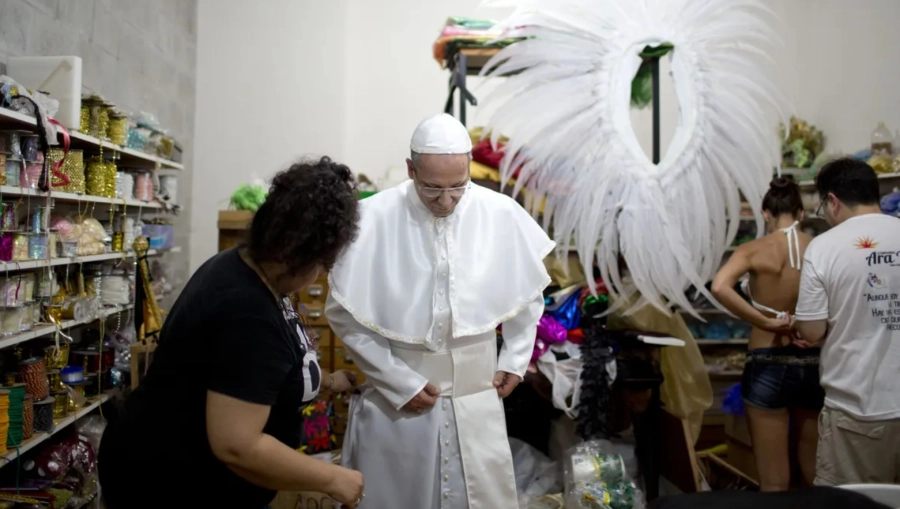 Rom&aacute;n Fig&uacute;n, interpretaba al Papa argentino