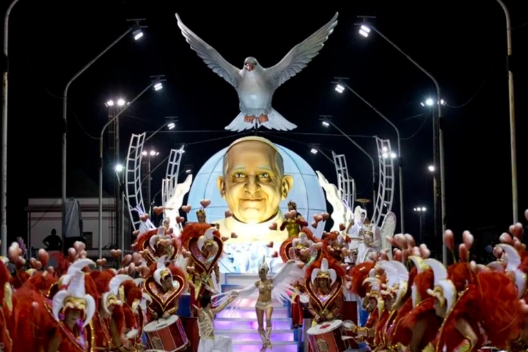 El Papa Francisco, un líder carismático que “hizo lío” en el Carnaval del País